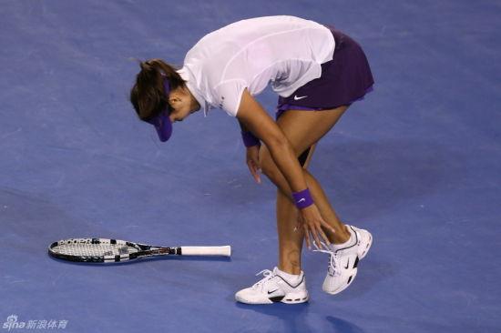澳网女单决赛中,李娜不慎扭伤脚踝.