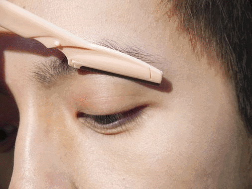 step1:用修眉刀刮去眉毛周围多余的杂毛,按照自己喜欢的眉型留出