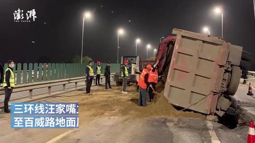 武汉三环线长丰桥一货车侧翻致桥梁架梁受损,驾驶员已被控制