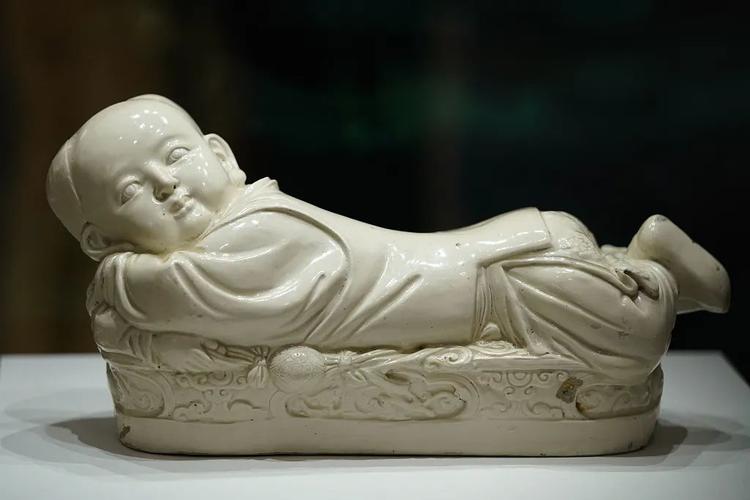 国家一级文物北宋定窑白釉孩儿枕香港故宫文化博物馆的开幕不仅有助于