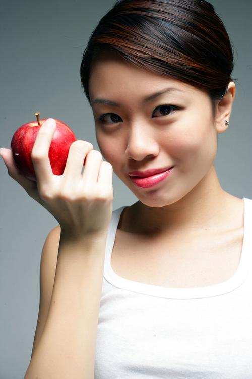 吃苹果的健康美女高清图片
