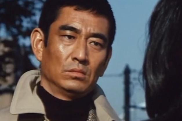 追捕里饰演杜丘的高仓健穿着米色风衣引领70年代的时尚风向标