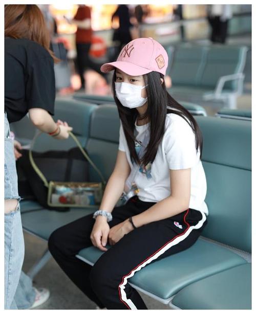 田亮携女儿走机场,12岁森碟身高再过一年就要赶上爸爸了