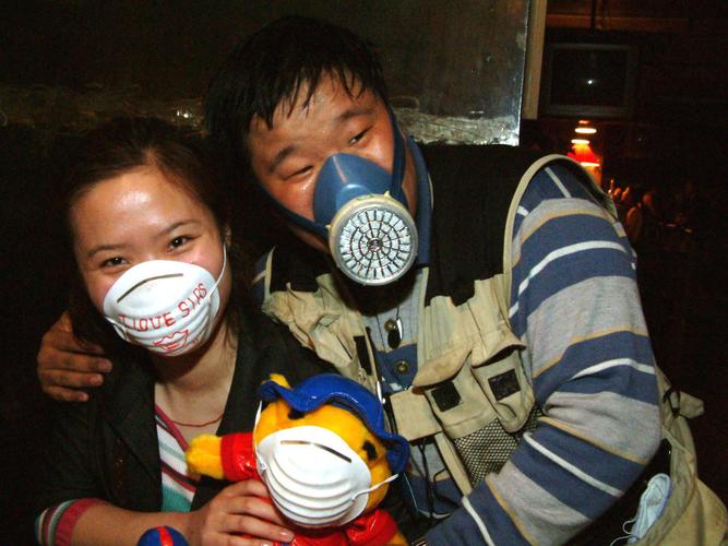 2003年4月7日上海市民坦然面对"非典"顶层画廊上演口罩派对
