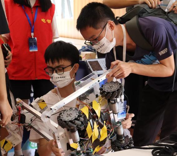 7月9日,"启源61鼎熠杯"东莞市首届大学生竞技机器人大赛在常平学院