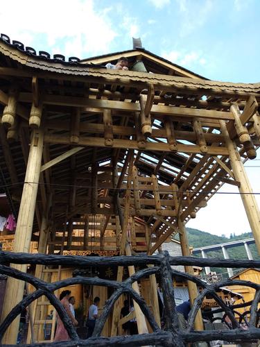 正在建筑中的苗族风格的新居吊脚楼,整个木制都是卯榫结构