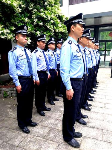此次培训在室外展开,由教官王亚杰带领全体人员学习警察基本礼仪