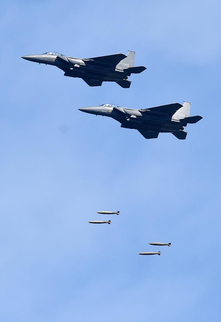 韩国f15k战机对地打击投放炸弹