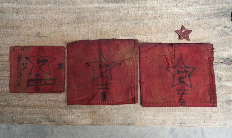 来到紫石关村陈寿康家中,映入眼帘的是一排排摆放整齐的红色老物件