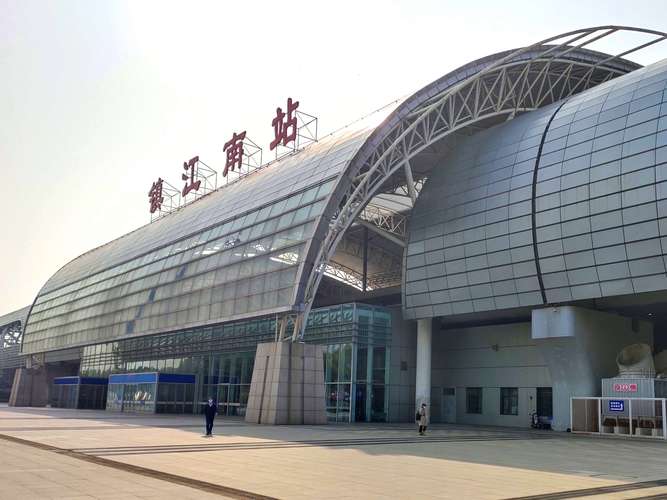 年10月22日早上,我们九位同事乘坐高铁,从上海虹桥火车站到镇江南站