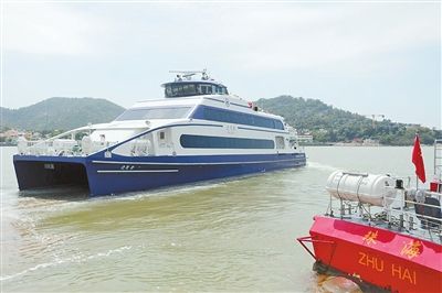 从深圳蛇口港首次抵达珠海横琴码头的豪华客轮"迅隆11号",再次载着110