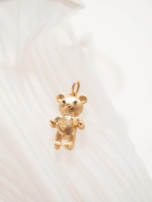 小小的黄钻就像小熊的心脏,赋予这枚吊坠的灵魂18k黄金色的小熊搭配