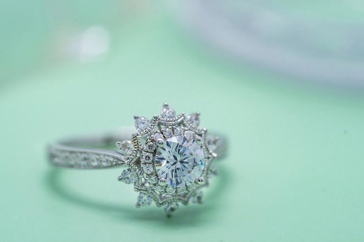 78 设计与工艺超美结合的雪花款钻戒钻石一直作为爱情的象征,寓意着
