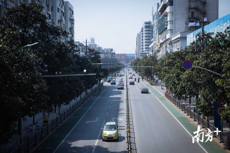 荆州市荆州区街道,车辆逐渐多起来.
