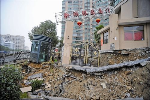 2014年11月29日,新湖银园小区沿河路面发生塌陷.