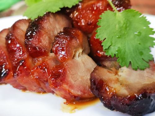 叉烧肉属于粤菜系,是广东风味之一.成品色泽红亮,肉嫩鲜香.