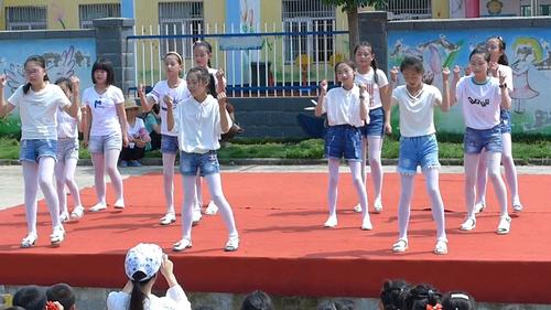小学女生们六一儿童节表演舞蹈《鸭梨大》