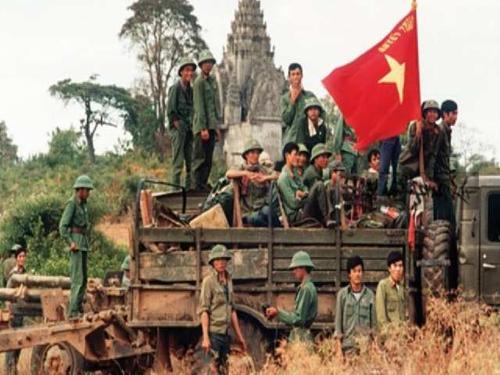 越南军队入侵柬埔寨罕见彩色照片,大军开着中国造坦克攻占金边