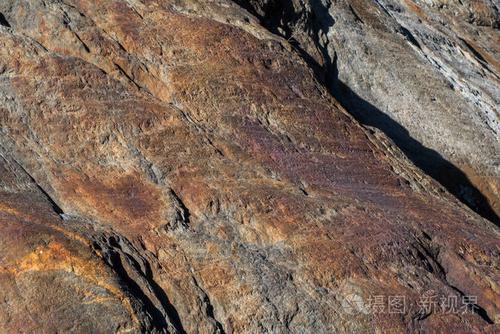 红有色花岗岩侵蚀的岩石的裂缝和缝隙表面 s