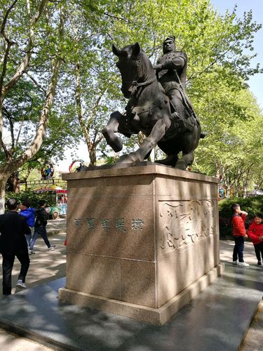 三国时期曹操的战将张辽塑像.