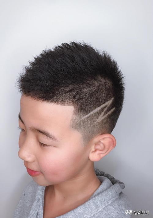 小男孩的发型图片,"最帅气"小男孩发型大合集 - 玉三网