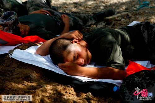 世界睡眠日:盘点那些令人心疼的中国军人睡姿