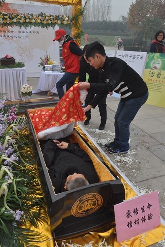 活人躺进棺材感悟人生祭祀者在河南福寿园入棺体验