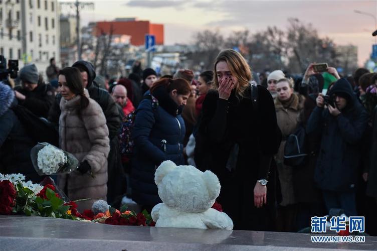 俄罗斯民众悼念克麦罗沃火灾遇难者
