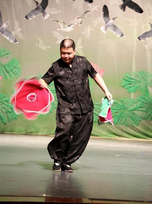 孙小宝曾是舞台上的"笑星",与魏三,郭旺并称"东北三宝".