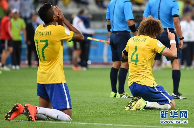 7月8日,巴西队球员大·路易斯和路·古斯塔沃在比赛后.