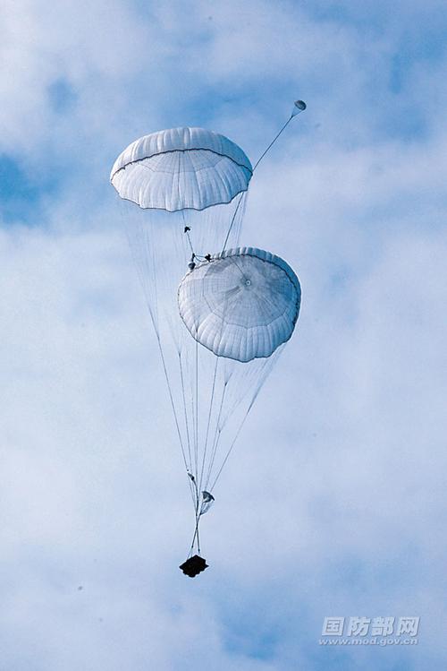 空降兵某旅开展重装空投训练,锤炼部队精准投送能力 - 中华人民共和国