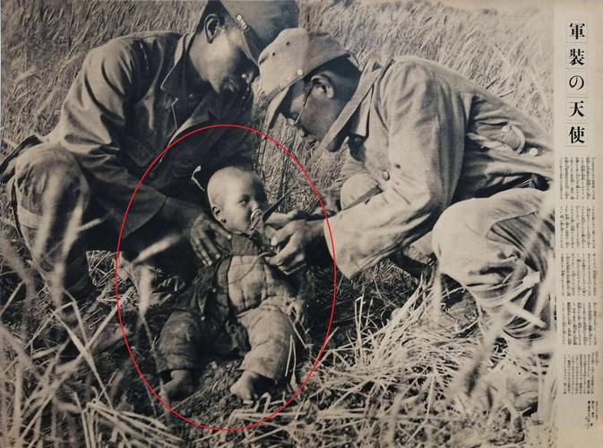 两岁男孩被遗弃草丛,日军士兵喂其喝水,摄影师拍下照片