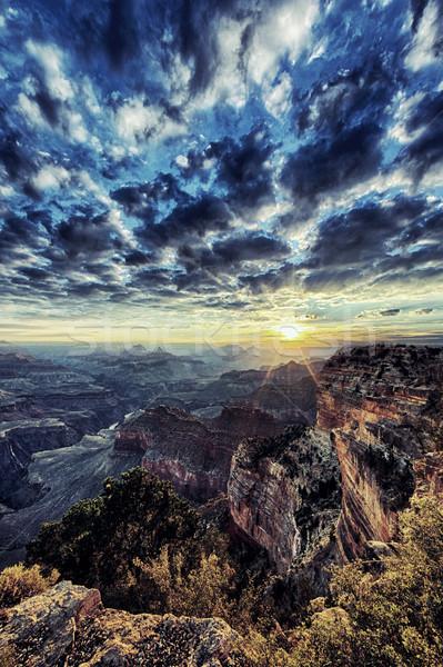日出 · 美国 · 日落 / vertical view of grand canyon at sunrise