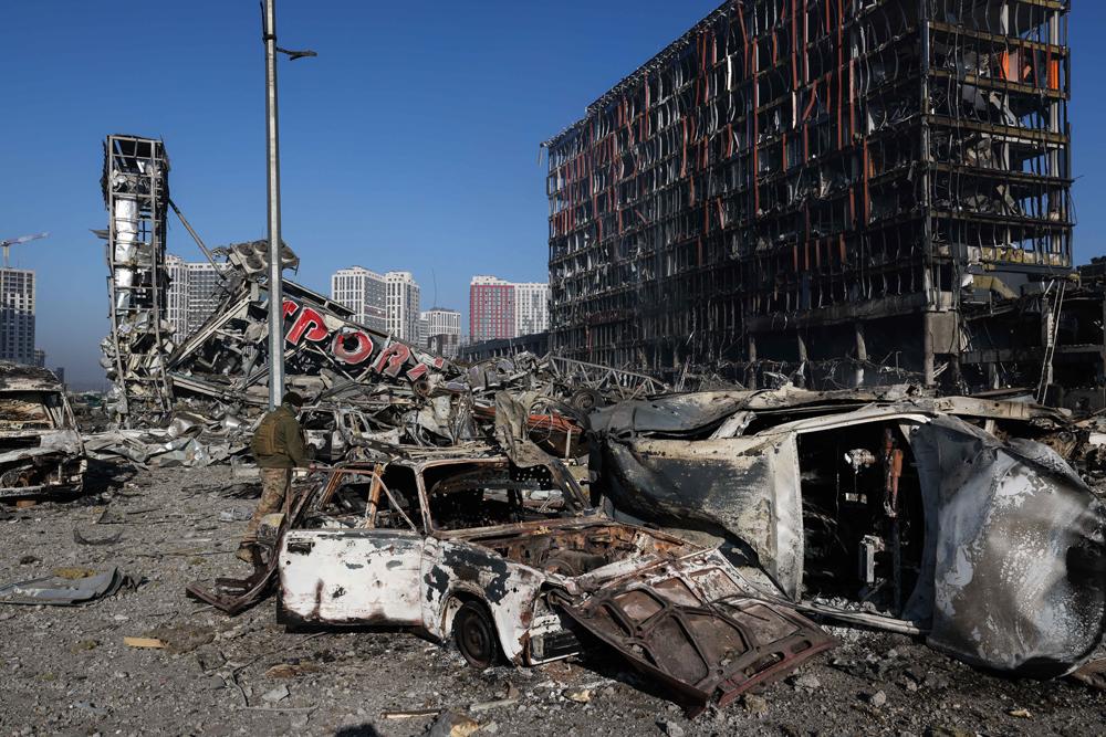 乌克兰首都基辅,当地一座购物中心遭到轰炸,现场一片废墟