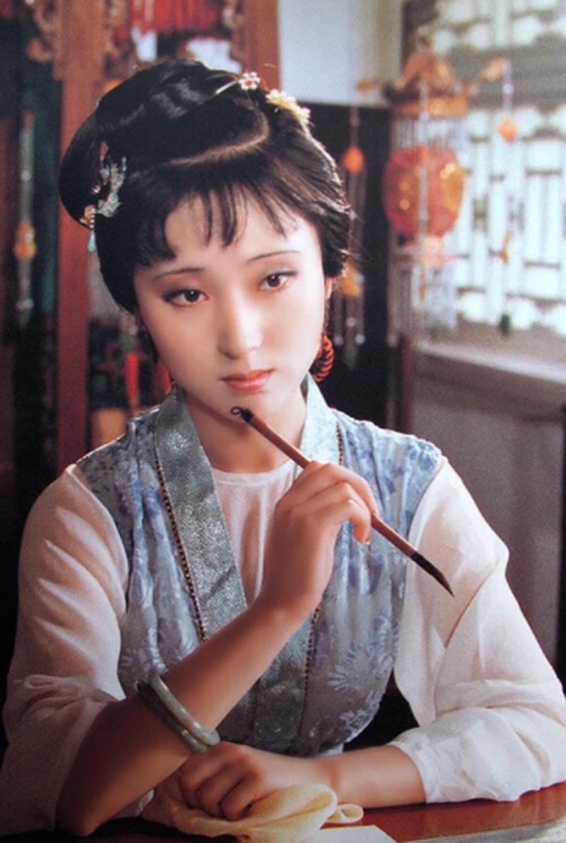 2007年,42岁的陈晓旭出家当尼姑,这是她在寺庙内拍摄的一张照片,面容