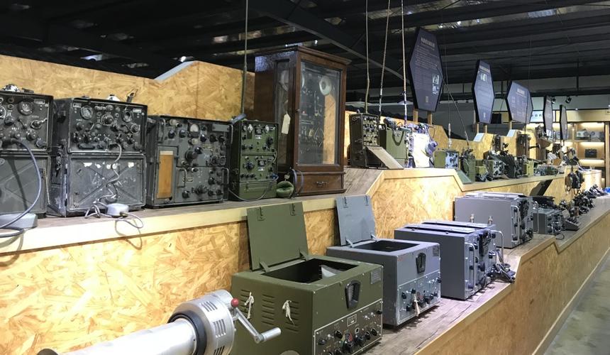 设电报机展区,藏有二十余台来自上个世纪的军用电台,这些"老战士"存留