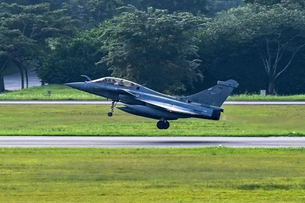 资料图片:法国"阵风"战机从新加坡巴耶利巴军事基地起飞.(法新社)
