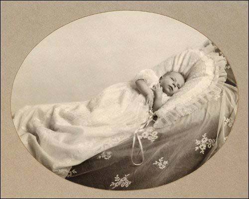 这张照片摄于1926年,显示当时仍然是约克公主伊丽莎白的女王,出生只有