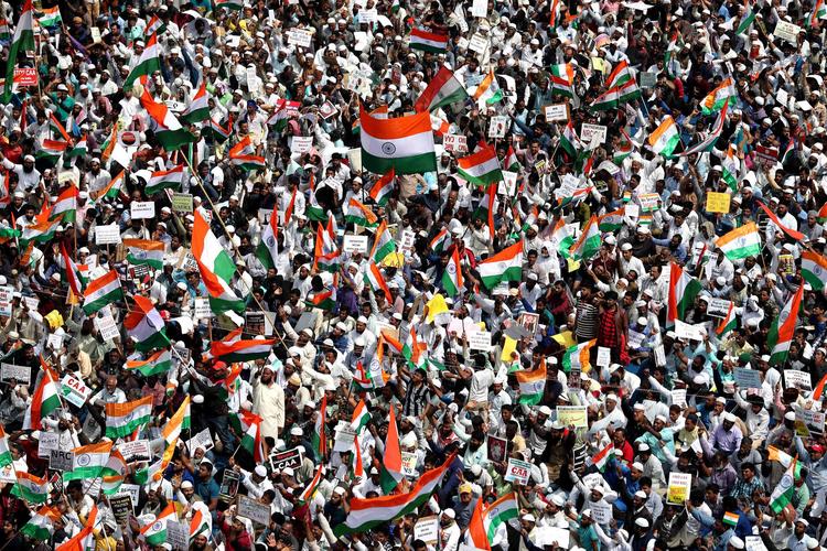 印度爆发内乱,上百组织鼓动近30万人冲击新德里,近千人被抓捕
