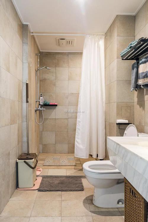 东港家园120平小三居现代风浴室浴帘隔断设计效果图