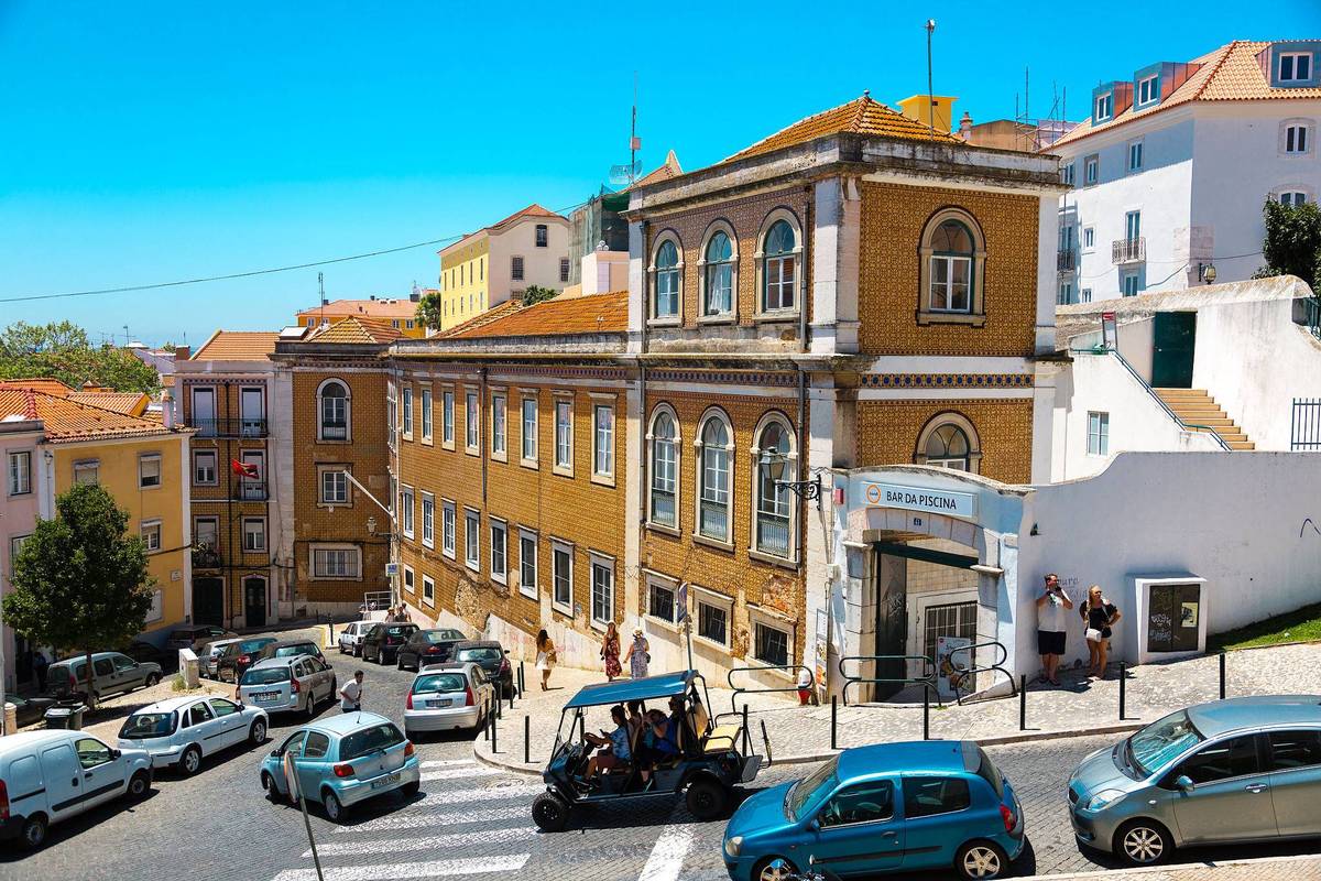 葡萄牙,夏日的里斯本老城,阿尔法玛区.(来源:视觉中国)