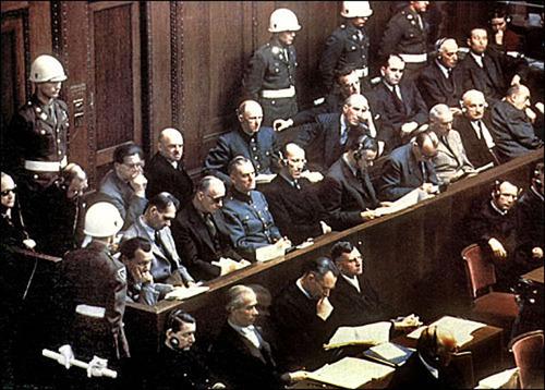 戈林等纳粹战犯在纽伦堡国际军事法庭受审.