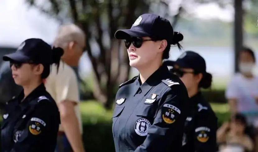 人民公安报天津河西节日风景里的女特警
