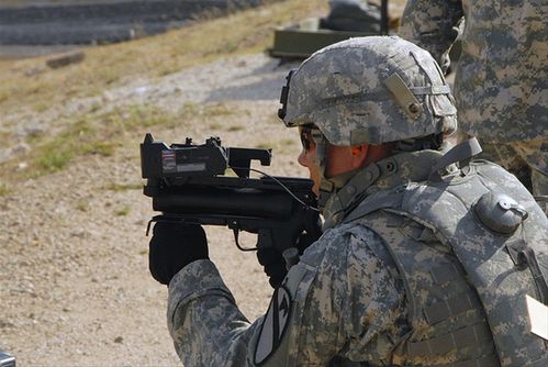 美国陆军开始装备手持式榴弹发射器