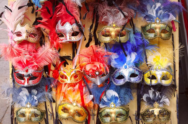 典型的老式威尼斯彩色面具象征年度狂欢节在意大利威尼托威尼斯一条街