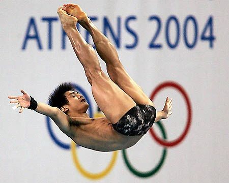 图文-男子10米跳台跳水半决赛 田亮优雅姿态