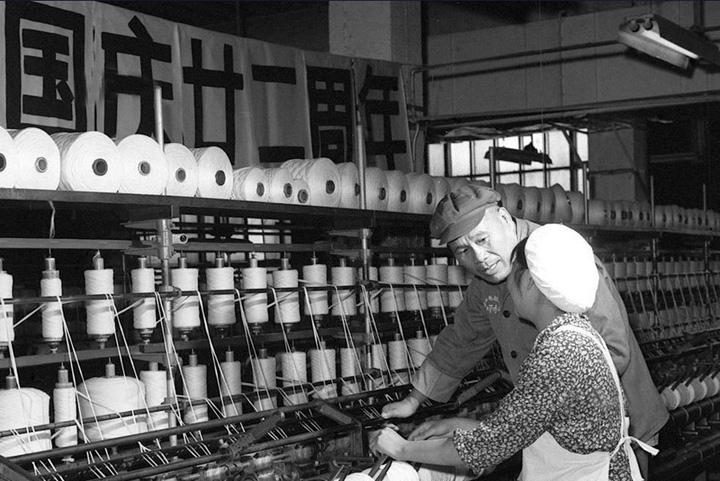 211971年10月2日,天津第二毛纺厂老工人李长茂和粗纱车间的工人,在