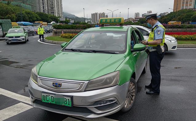 5月25日上午10点20分,吴某驾驶一辆粤cd×××81号出租车,在珠海大道