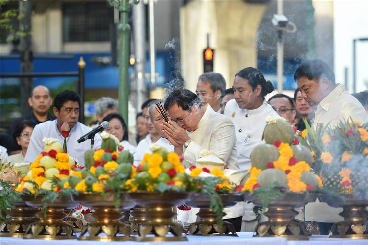 泰国文化部长威拉·罗博差那拉(中)在四面佛神庙参加宗教祈福仪式