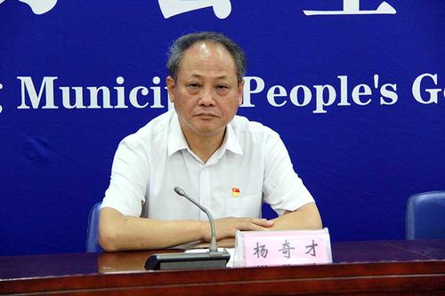 杨奇才介绍说,安阳市全面贯彻落实中央和省委省政府重大决策部署,坚持